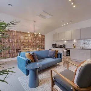 Beautiful On The Historic Rows Apartment